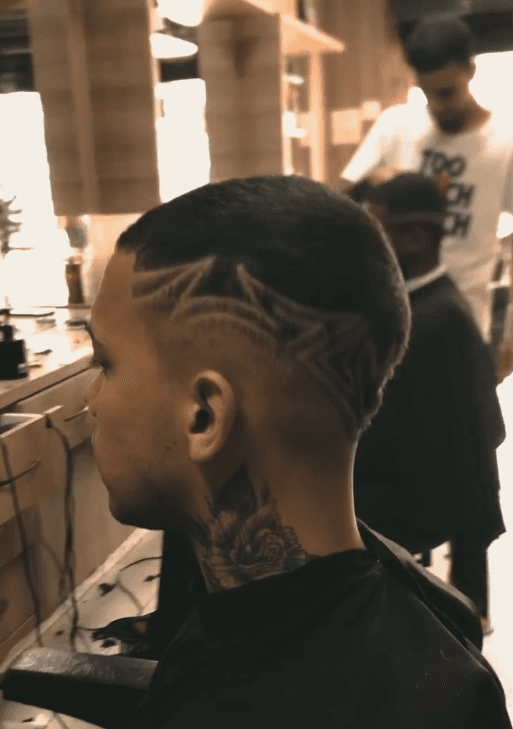 Trabalho detalhado de risquinho na sobrancelha e cabelo